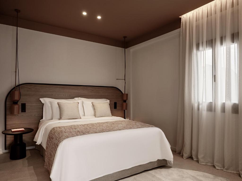 Postel nebo postele na pokoji v ubytování NAUMA PAROS Design Boutique Hotel