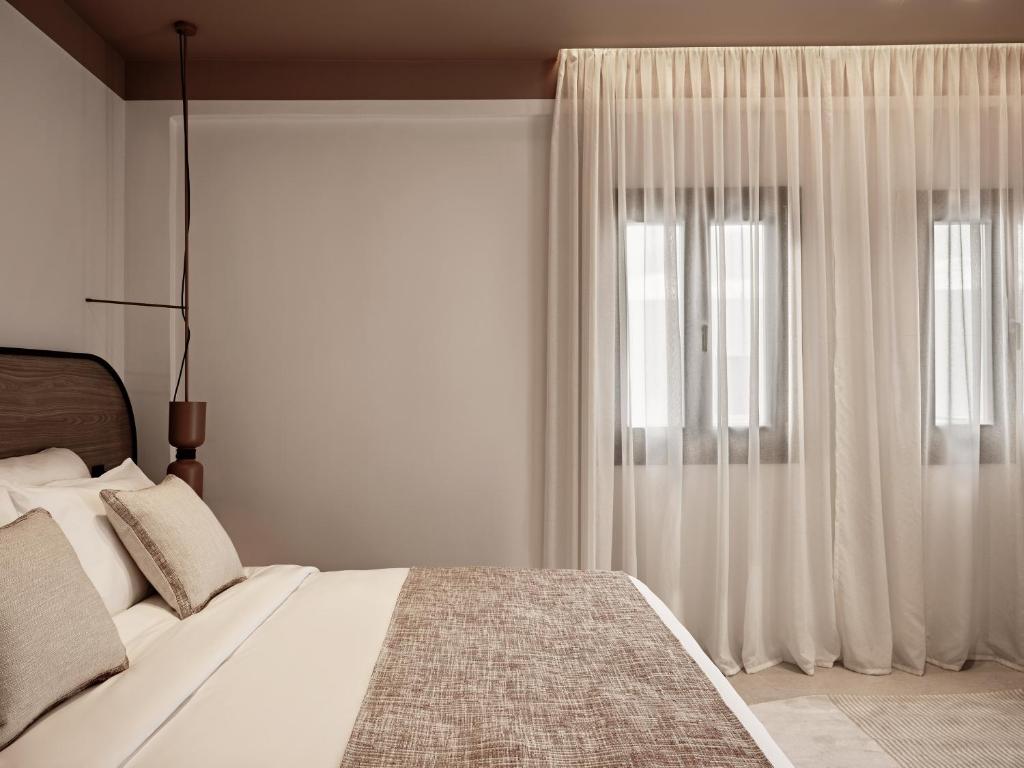 Postel nebo postele na pokoji v ubytování NAUMA PAROS Design Boutique Hotel