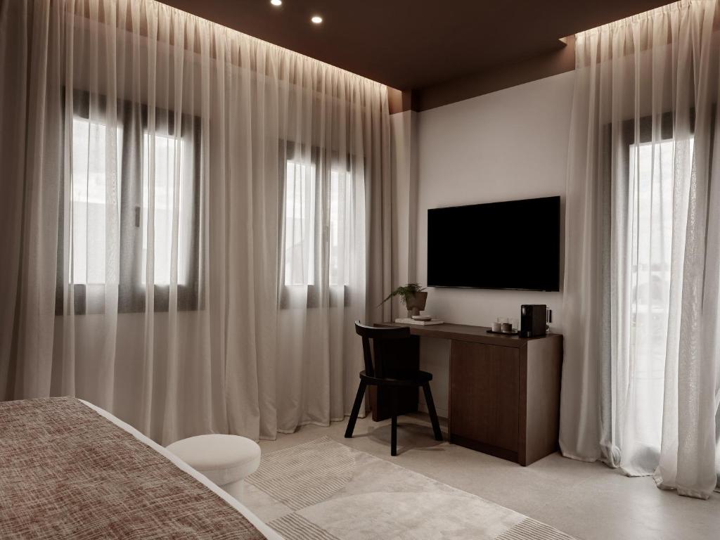 TV a/nebo společenská místnost v ubytování NAUMA PAROS Design Boutique Hotel