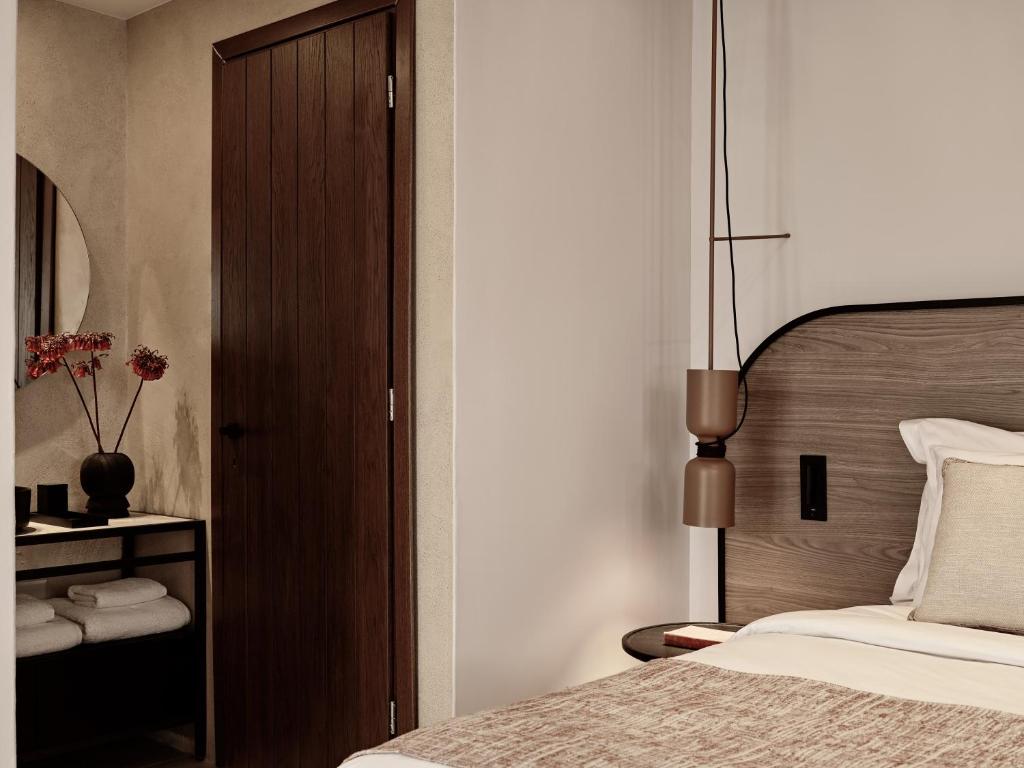 Postel nebo postele na pokoji v ubytování NAUMA PAROS Design Boutique Hotel