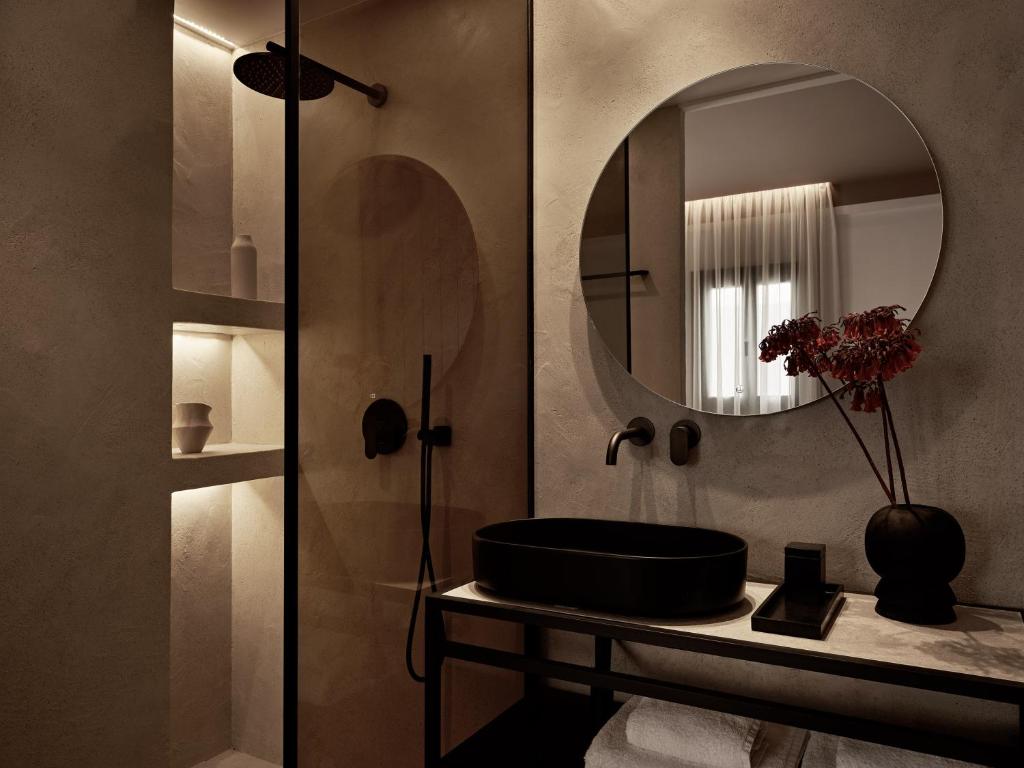 Koupelna v ubytování NAUMA PAROS Design Boutique Hotel
