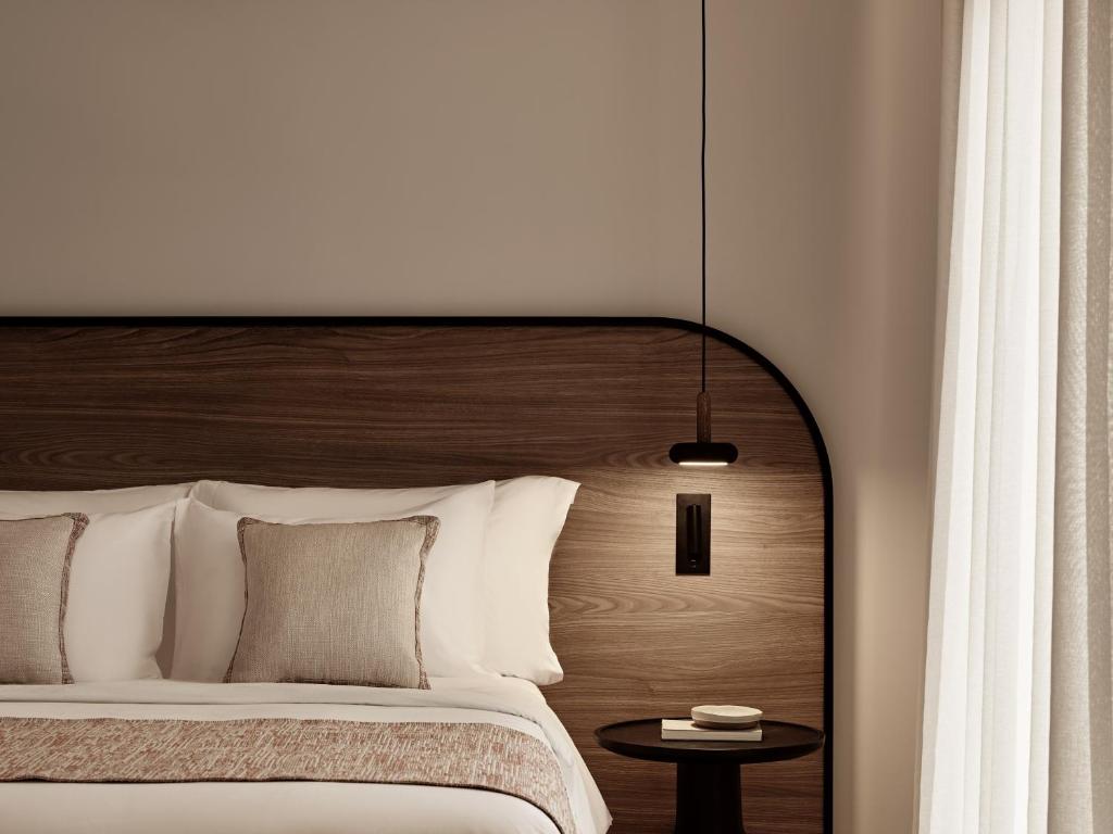 Postel nebo postele na pokoji v ubytování NAUMA PAROS Design Boutique Hotel