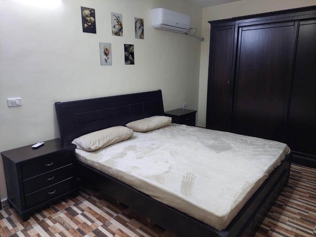 Postel nebo postele na pokoji v ubytování New zarqa