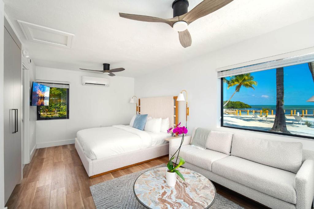 Pines & Palms Resort photo