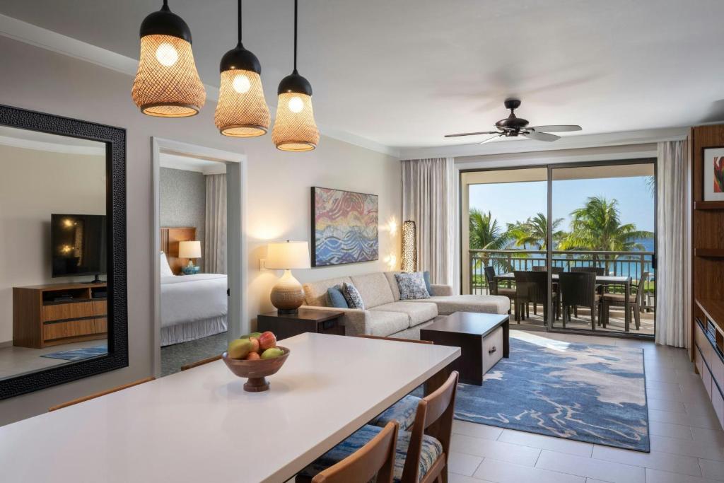 Postel nebo postele na pokoji v ubytování The Westin Nanea Ocean Villas, Ka'anapali