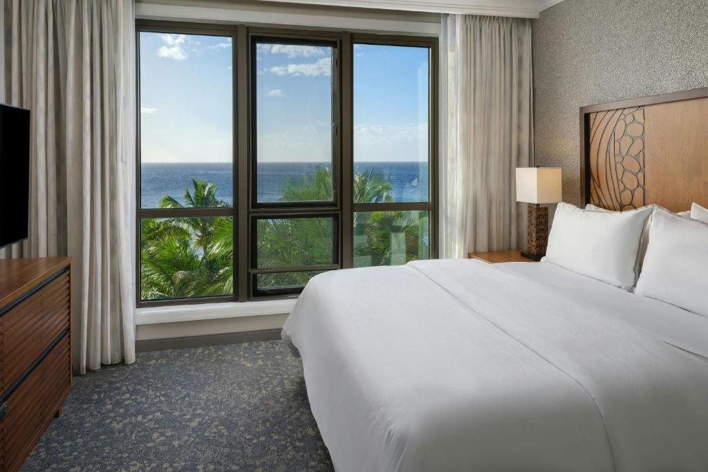 Postel nebo postele na pokoji v ubytování The Westin Nanea Ocean Villas, Ka'anapali