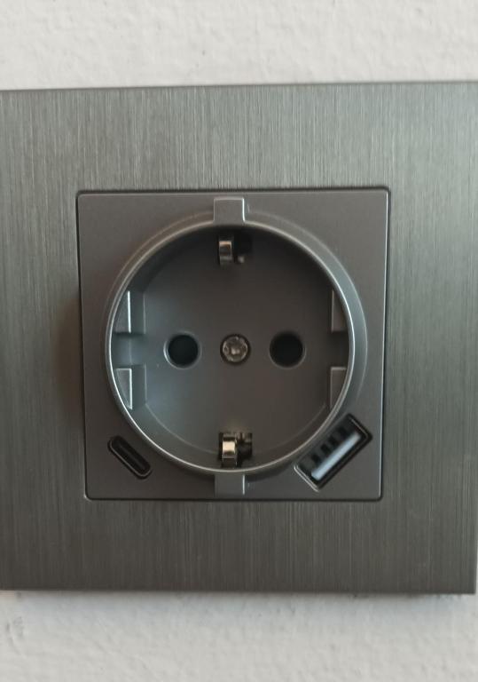 metalowe pudełko z okrągłym oknem na ścianie w obiekcie Sirens Athens Apartment w Atenach