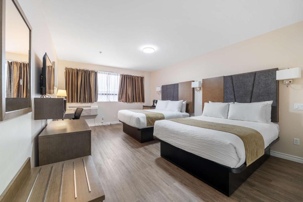 
Queen Room with Two Queen Beds - Non-Smoking
