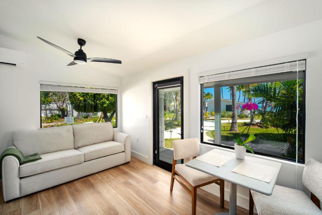 Pines & Palms Resort photo