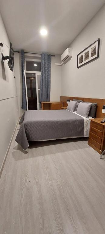 a bedroom with a large bed in a room at Residencial Sol da Nave in Porto