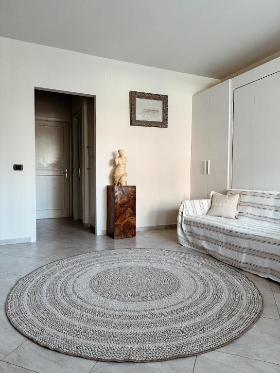 a living room with a large rug on the floor at Stella Toscana Apartments in Forte dei Marmi