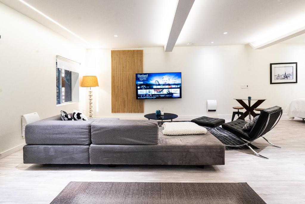 Modern Loft with Park Like Setting View - Apartamento De Dos Dormitorios