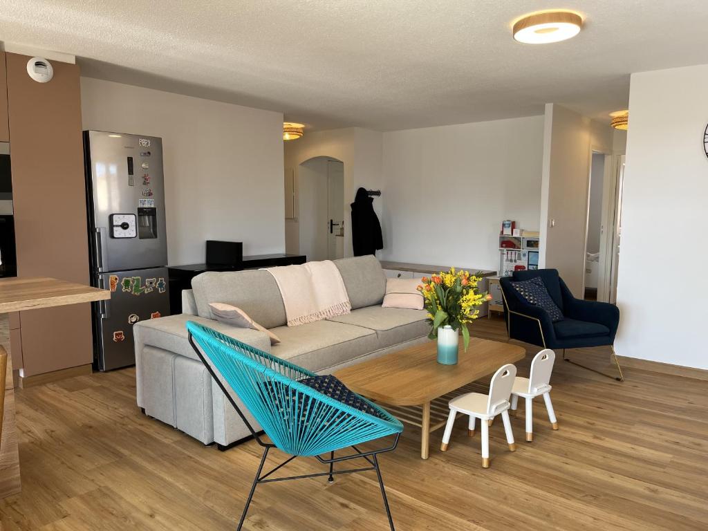 un salon avec un canapé, une table et des chaises dans l'établissement Port Frejus, 150 m de la plage, tres rare a la loc, à Fréjus