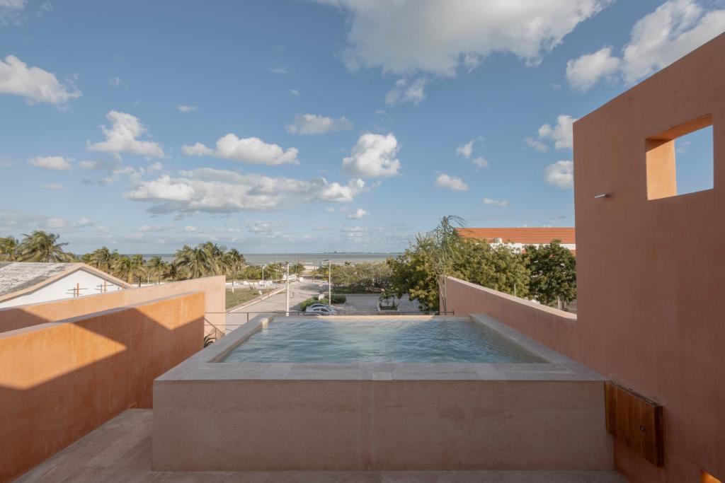 a swimming pool on the side of a house at Casa de Puerto in Progreso