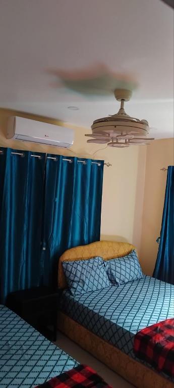 Postel nebo postele na pokoji v ubytování Hasmatullah Holiday Apartments