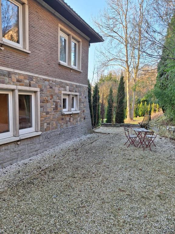a brick house with a picnic table next to it at Cozy and perfectly located apartment in Rixensart
