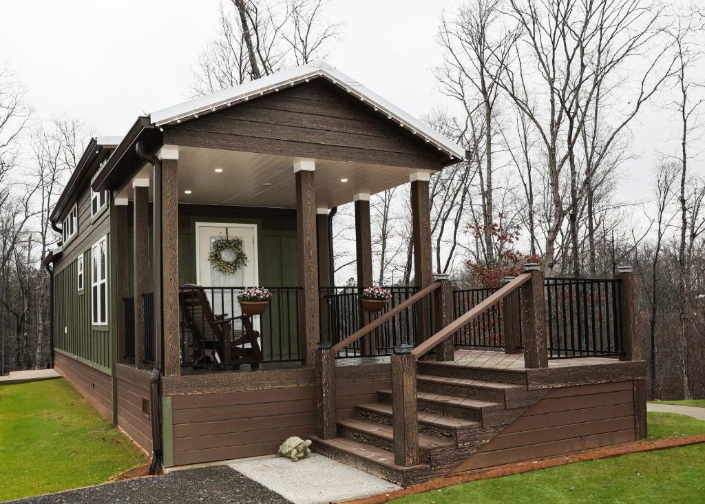 un gazebo avec un escalier et une terrasse dans l'établissement The Family Truckster (In The Pines at KY Lake) 120 Pine Grove Lane, Dover, TN 37058, à Dover