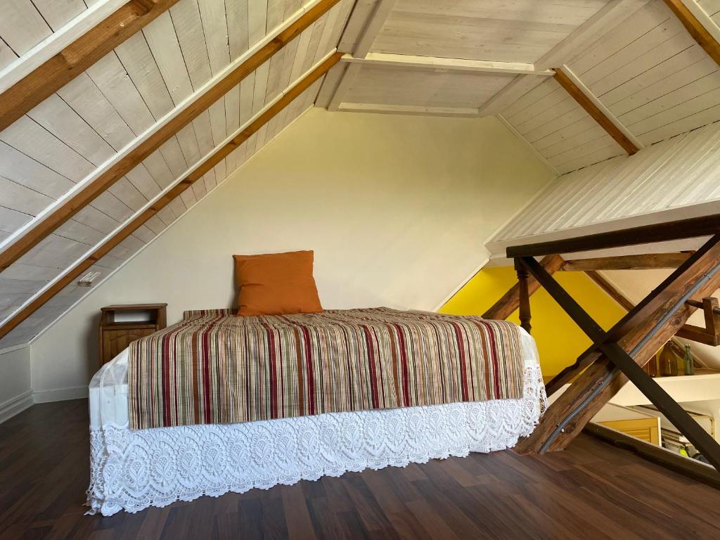 ein Schlafzimmer mit einem Bett auf einem Dachboden in der Unterkunft Gästhus i Slöinge nära Skrea strand in Slöinge