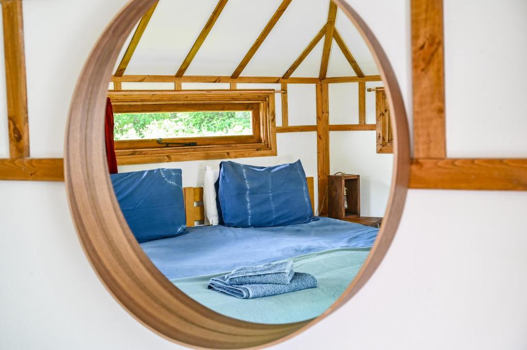 Posezení v ubytování Lower Marsh Farm Glamping