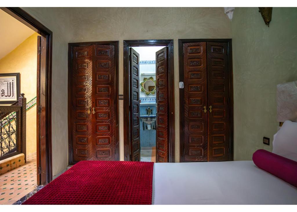 Postel nebo postele na pokoji v ubytování Riad Kamal de luxe avec jacuzzi et trois piscines au cœur de Marrakech
