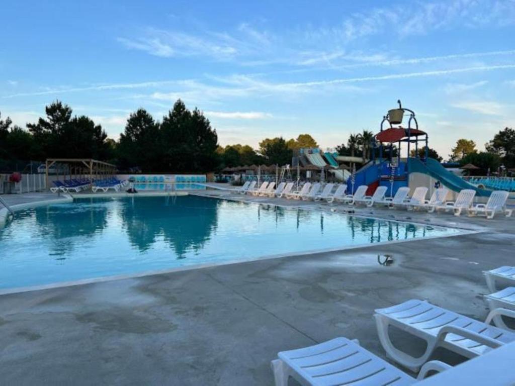 Piscine de l'établissement MH 170 AVENTURA 3 chambres dont une suite parentale et 2 salles de bain dans camping 4étoiles ou située à proximité