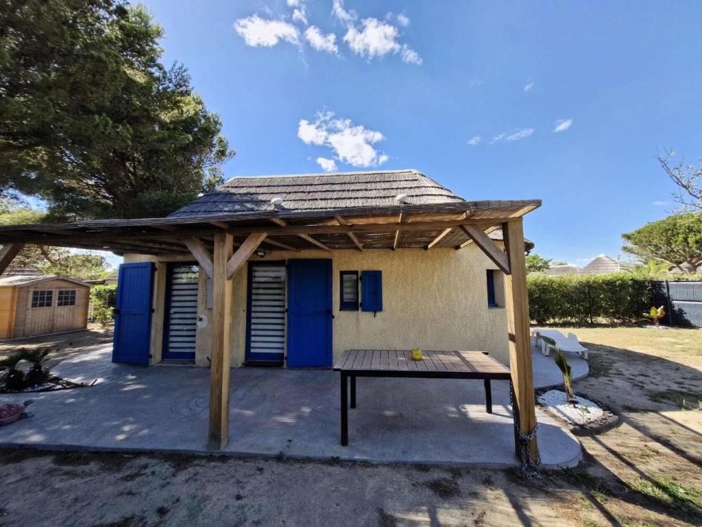Un hangar avec une table de pique-nique devant lui dans l'établissement Résidence Ile Des Pecheurs - VILLA 3 PIECES 6 couchages LE BARCARES MAE-2001, au Barcarès