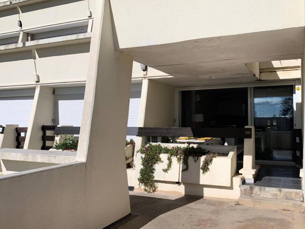 budynek z balkonem ze stołem i krzesłami w obiekcie Résidence Port Nature Colline 4 - Appartement T2 4 pers. - Port Nature Colline 4 MAE-2774 w Cap d'Agde