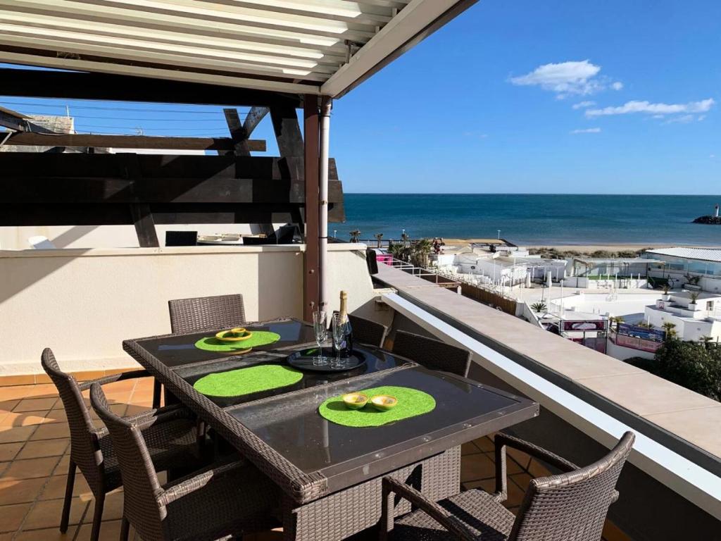 une table sur un balcon avec vue sur la plage dans l'établissement Résidence Port Nature Colline 2 - Appartement T2- Port Nature Colline 2 Duplex MAE-2924, au Cap d'Agde