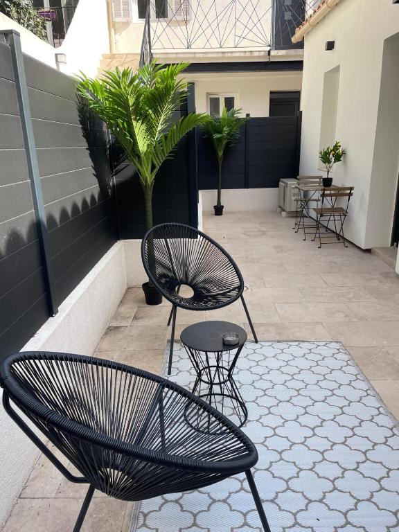 d'une terrasse avec des chaises et des tables sur un balcon. dans l'établissement La petite maison du Rouet, à Marseille