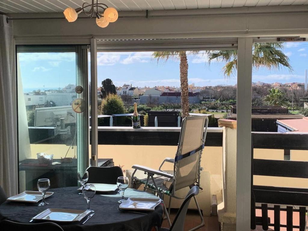 une table et des chaises sur un balcon avec vue dans l'établissement Résidence Port Nature Colline 4 - Appartement T2- Port Nature Colline 4 MAE-5261, au Cap d'Agde