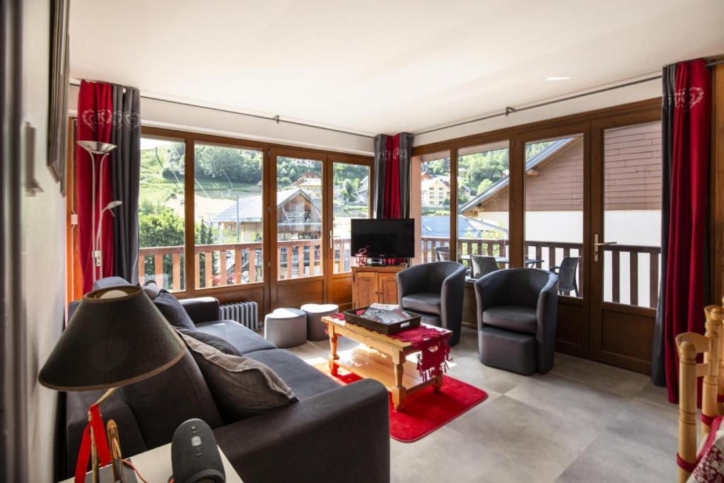 un salon avec un canapé, des chaises et une télévision dans l'établissement La Residence - 3 pièces 6 personnes 4 exopsé Sud Est MAE-1981, à Valloire