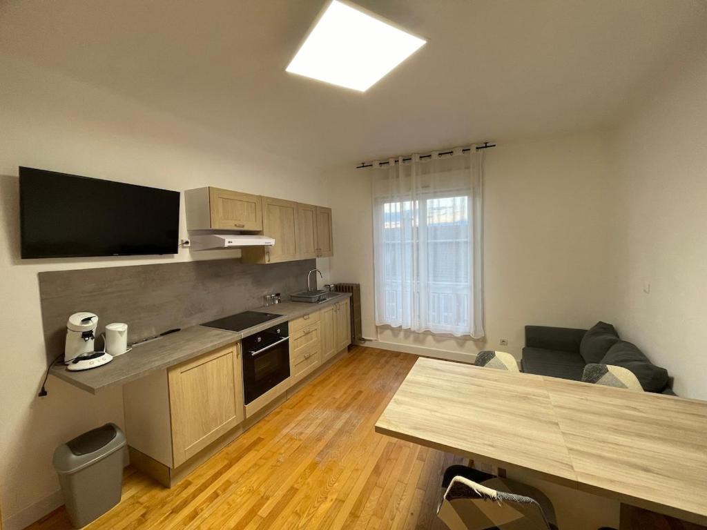 Kuchyň nebo kuchyňský kout v ubytování Logement 1 à 5 personnes