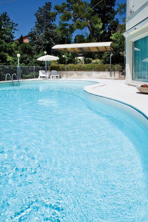 Bazén v ubytování Hotel Sirolo nebo v jeho okolí