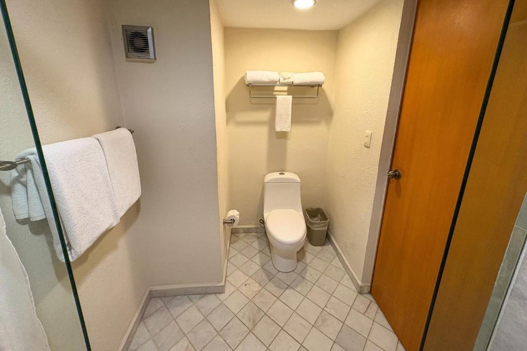 Partial View, WiFi & Hotel Amenities! 욕실