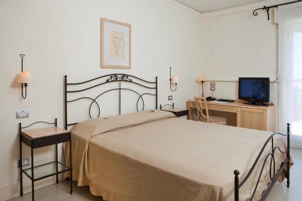 Postel nebo postele na pokoji v ubytování Hotel Sirolo