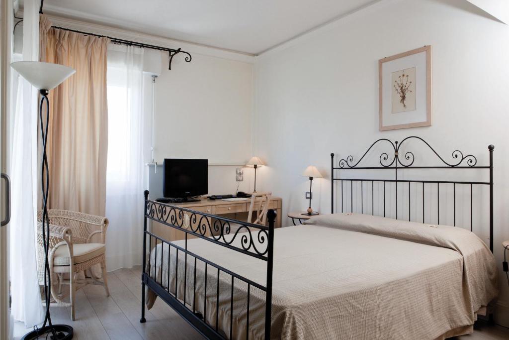 Postel nebo postele na pokoji v ubytování Hotel Sirolo
