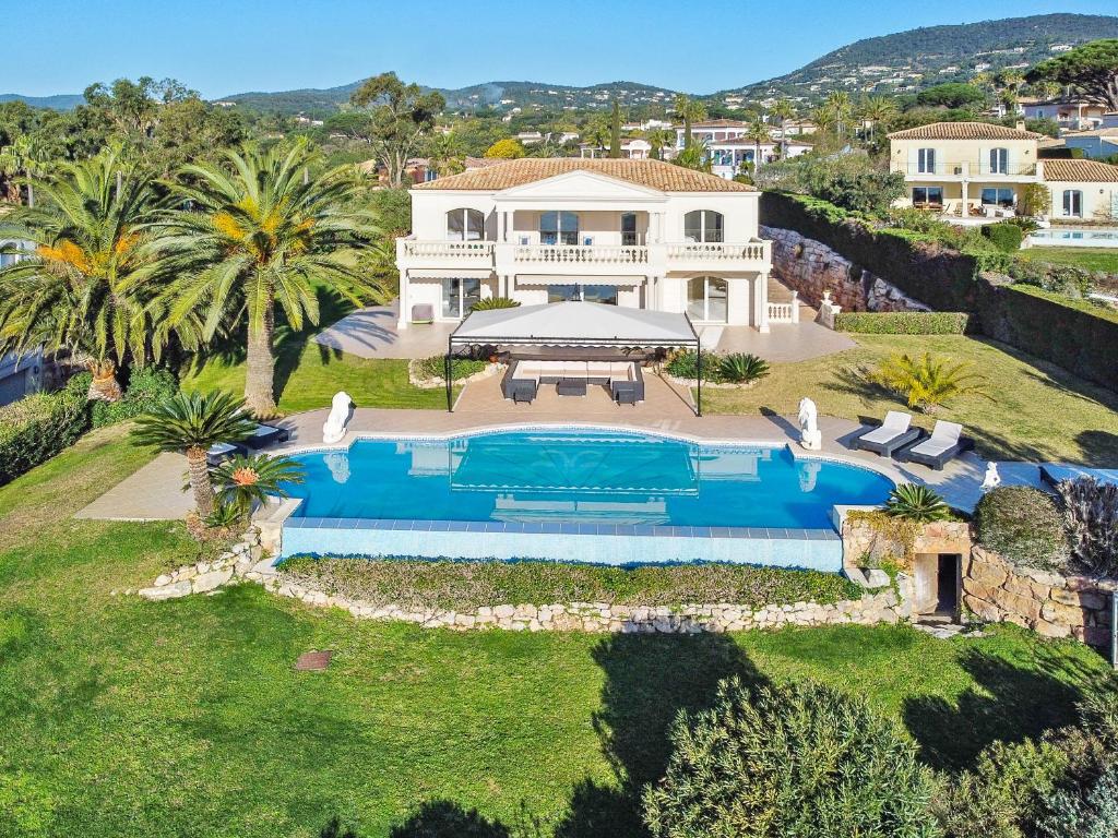 une vue aérienne d'une maison avec piscine dans l'établissement Panorama d'Exception Piscine Chauffée proche de la mer dans un Domaine privée, à Grimaud