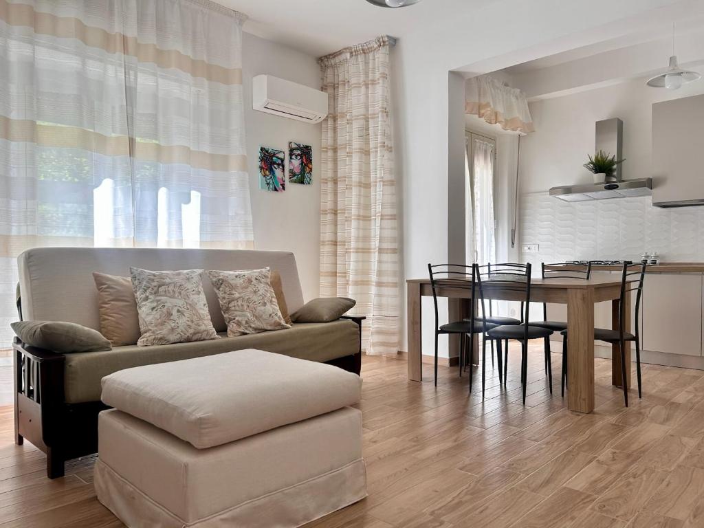 una sala de estar con un sofá y una mesa en Emma's House, en Agrigento