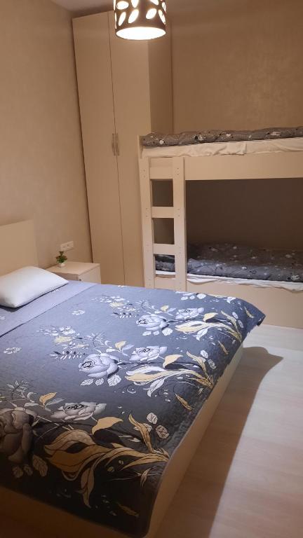 Postel nebo postele na pokoji v ubytování Didveli rezidens