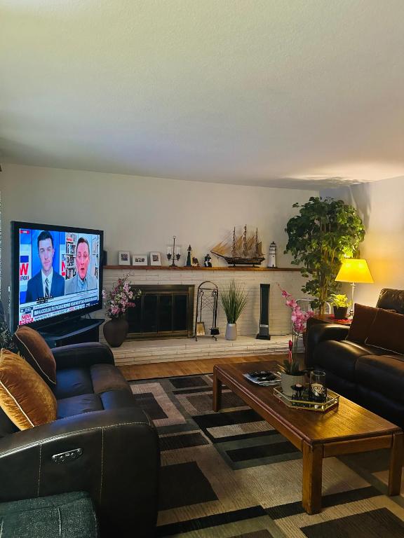 TV a/nebo společenská místnost v ubytování Emerald City 3 Bedroom 1 bath Home