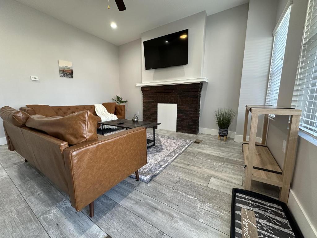 TV a/nebo společenská místnost v ubytování Urban Retreat 2BR Near Downtown