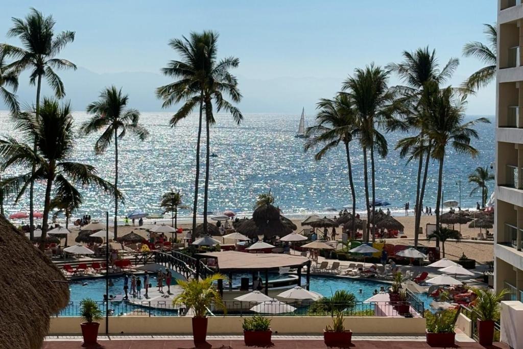 una vista di un resort con palme e l'oceano di Very Functional with WiFi & Beach Access! a Puerto Vallarta