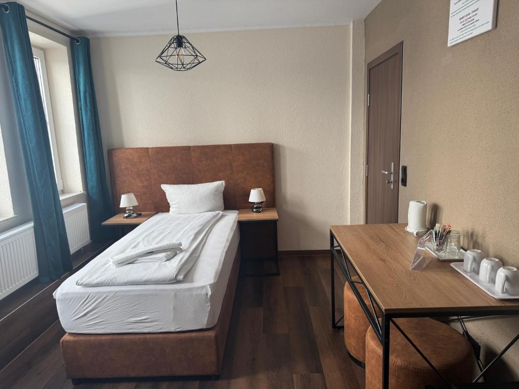 Postel nebo postele na pokoji v ubytování Hotel Capitol Zentrum - 24h -