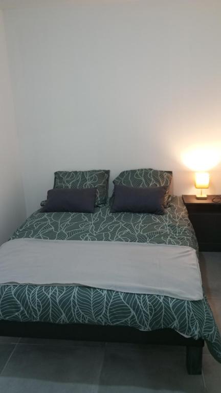 un lit avec deux oreillers dessus dans l'établissement studio copa, à Dunkerque