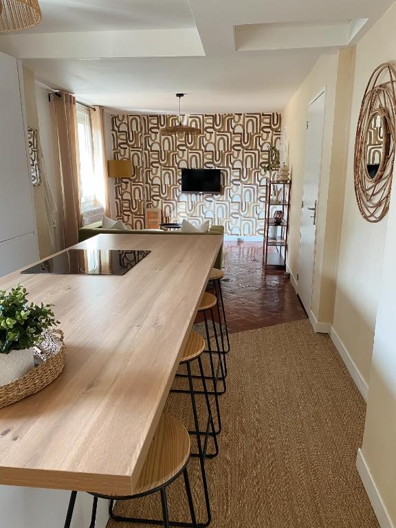 une salle à manger avec une table et des chaises en bois dans l'établissement -La Casa d'Avignon-, à Avignon