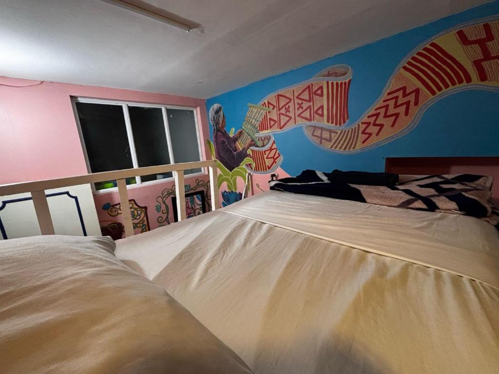 Voodi või voodid majutusasutuse Lienzo Hostel and Mural Art Museum toas