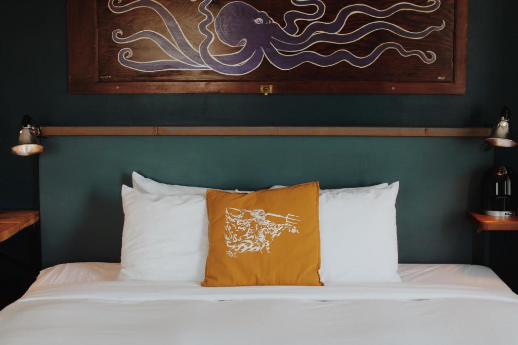 Postel nebo postele na pokoji v ubytování Salt Hotel & Pub
