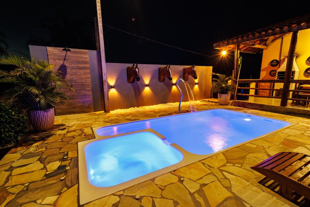 une piscine au milieu d'un patio la nuit dans l'établissement Rancho Santana, à Socorro