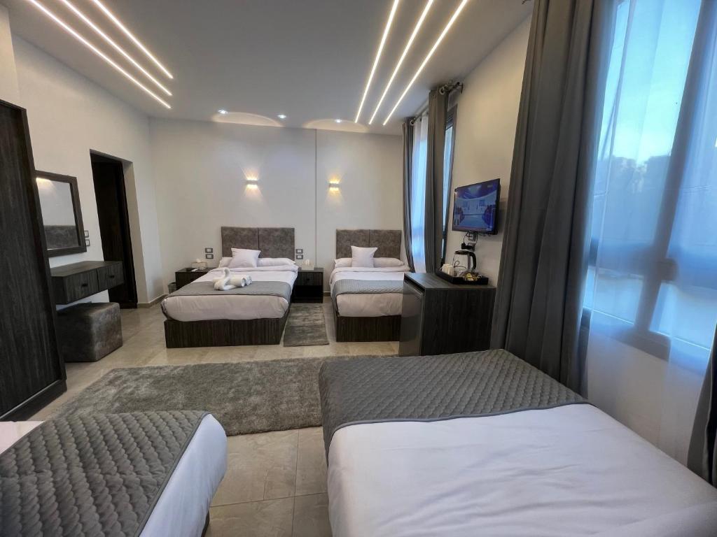 Postel nebo postele na pokoji v ubytování Capital City Hotel