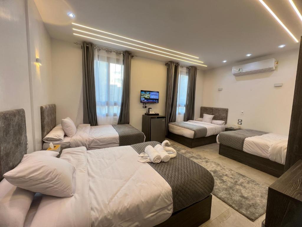 Postel nebo postele na pokoji v ubytování Capital City Hotel